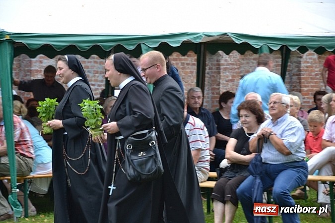 Zdjęcie w galerii na portalu naszraciborz.pl: Jedni poszli z torbami, kościelny z plecakiem. Festyn Parafialny w Rudach! wiadomości z regionu