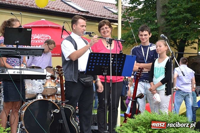 Zdjęcie w galerii na portalu naszraciborz.pl: Jedni poszli z torbami, kościelny z plecakiem. Festyn Parafialny w Rudach! wiadomości z regionu