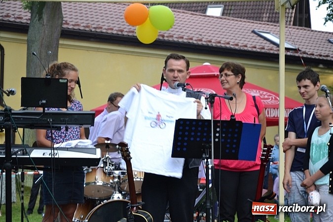 Zdjęcie w galerii na portalu naszraciborz.pl: Jedni poszli z torbami, kościelny z plecakiem. Festyn Parafialny w Rudach! wiadomości z regionu