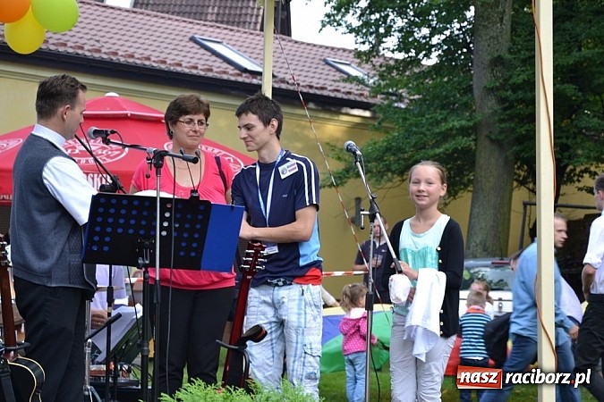 Zdjęcie w galerii na portalu naszraciborz.pl: Jedni poszli z torbami, kościelny z plecakiem. Festyn Parafialny w Rudach! wiadomości z regionu