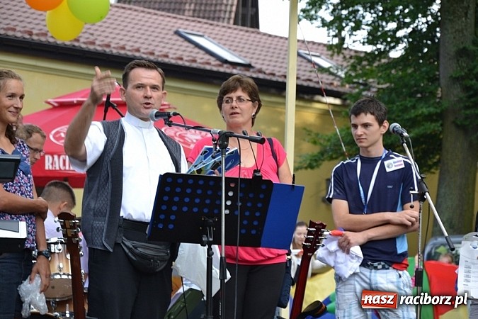Zdjęcie w galerii na portalu naszraciborz.pl: Jedni poszli z torbami, kościelny z plecakiem. Festyn Parafialny w Rudach! wiadomości z regionu