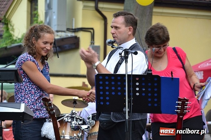 Zdjęcie w galerii na portalu naszraciborz.pl: Jedni poszli z torbami, kościelny z plecakiem. Festyn Parafialny w Rudach! wiadomości z regionu