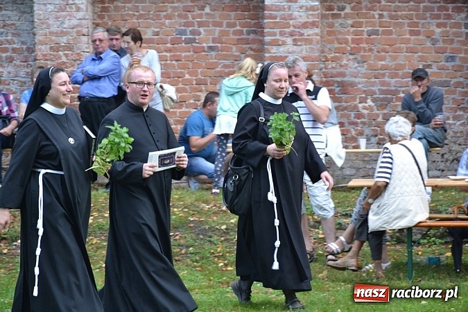 Zdjęcie w galerii na portalu naszraciborz.pl: Jedni poszli z torbami, kościelny z plecakiem. Festyn Parafialny w Rudach! wiadomości z regionu