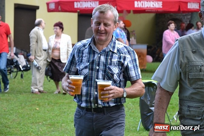 Zdjęcie w galerii na portalu naszraciborz.pl: Jedni poszli z torbami, kościelny z plecakiem. Festyn Parafialny w Rudach! wiadomości z regionu