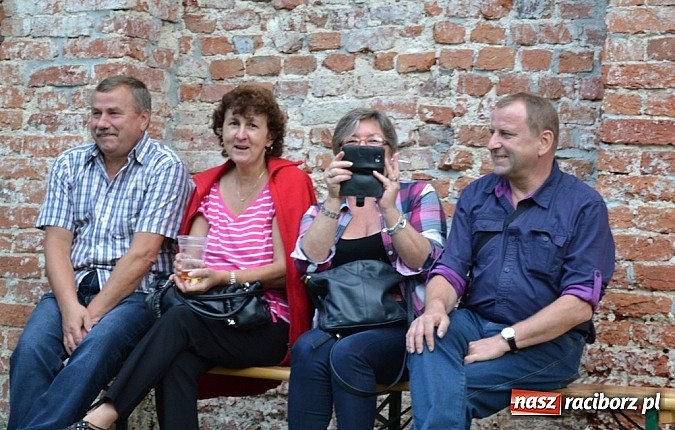 Zdjęcie w galerii na portalu naszraciborz.pl: Jedni poszli z torbami, kościelny z plecakiem. Festyn Parafialny w Rudach! wiadomości z regionu