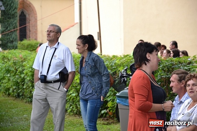 Zdjęcie w galerii na portalu naszraciborz.pl: Jedni poszli z torbami, kościelny z plecakiem. Festyn Parafialny w Rudach! wiadomości z regionu