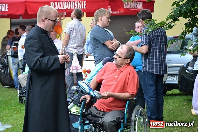 Zdjęcie w galerii na portalu naszraciborz.pl: Jedni poszli z torbami, kościelny z plecakiem. Festyn Parafialny w Rudach! wiadomości z regionu