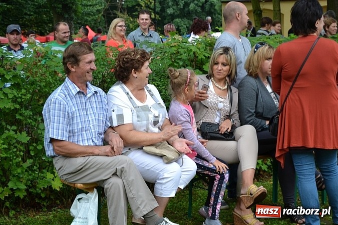 Zdjęcie w galerii na portalu naszraciborz.pl: Jedni poszli z torbami, kościelny z plecakiem. Festyn Parafialny w Rudach! wiadomości z regionu