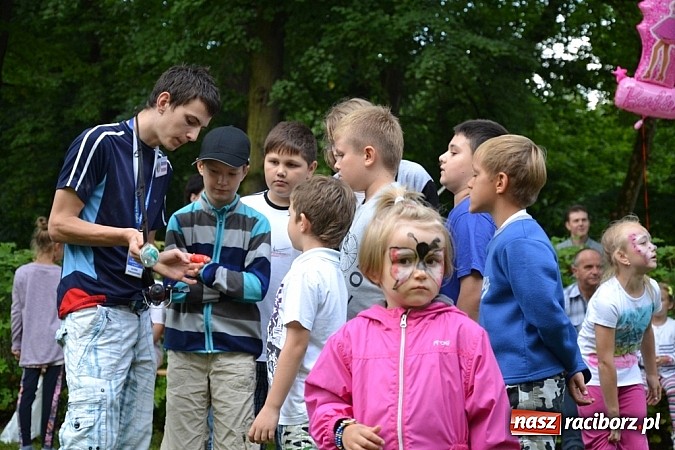 Zdjęcie w galerii na portalu naszraciborz.pl: Jedni poszli z torbami, kościelny z plecakiem. Festyn Parafialny w Rudach! wiadomości z regionu