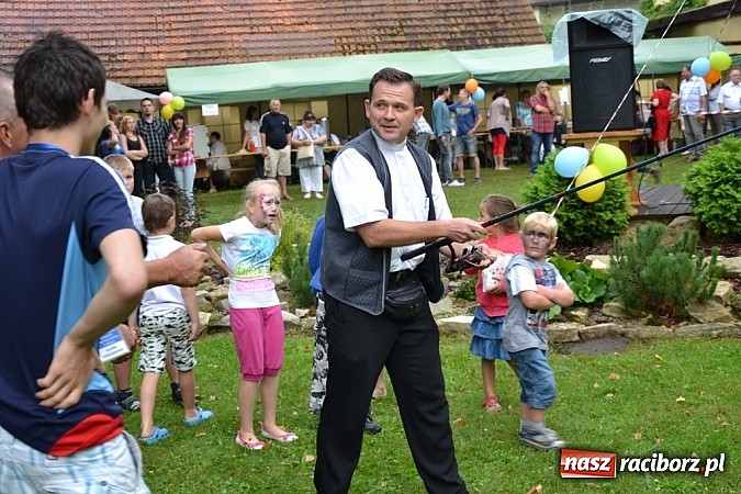 Zdjęcie w galerii na portalu naszraciborz.pl: Jedni poszli z torbami, kościelny z plecakiem. Festyn Parafialny w Rudach! wiadomości z regionu