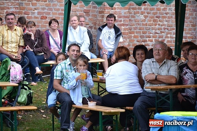 Zdjęcie w galerii na portalu naszraciborz.pl: Jedni poszli z torbami, kościelny z plecakiem. Festyn Parafialny w Rudach! wiadomości z regionu