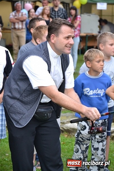 Zdjęcie w galerii na portalu naszraciborz.pl: Jedni poszli z torbami, kościelny z plecakiem. Festyn Parafialny w Rudach! wiadomości z regionu