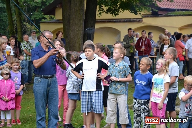 Zdjęcie w galerii na portalu naszraciborz.pl: Jedni poszli z torbami, kościelny z plecakiem. Festyn Parafialny w Rudach! wiadomości z regionu