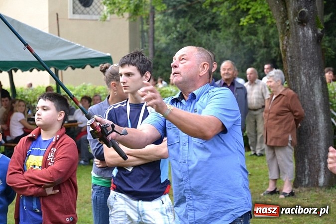 Zdjęcie w galerii na portalu naszraciborz.pl: Jedni poszli z torbami, kościelny z plecakiem. Festyn Parafialny w Rudach! wiadomości z regionu
