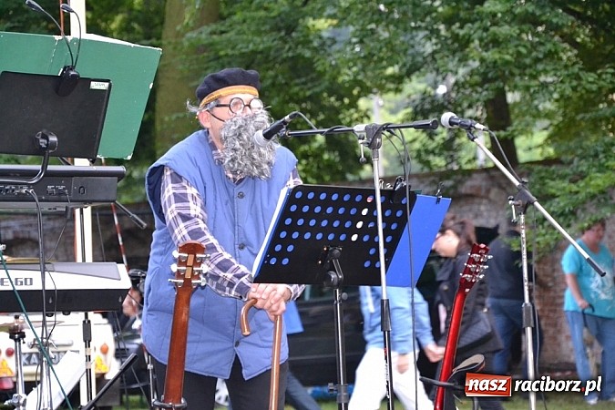 Zdjęcie w galerii na portalu naszraciborz.pl: Jedni poszli z torbami, kościelny z plecakiem. Festyn Parafialny w Rudach! wiadomości z regionu