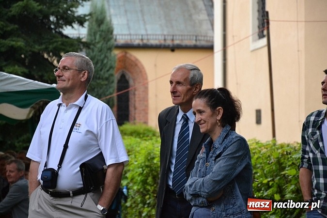 Zdjęcie w galerii na portalu naszraciborz.pl: Jedni poszli z torbami, kościelny z plecakiem. Festyn Parafialny w Rudach! wiadomości z regionu