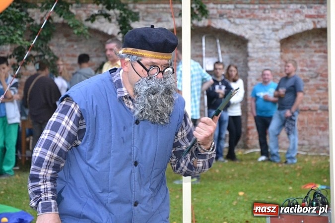 Zdjęcie w galerii na portalu naszraciborz.pl: Jedni poszli z torbami, kościelny z plecakiem. Festyn Parafialny w Rudach! wiadomości z regionu