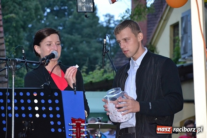 Zdjęcie w galerii na portalu naszraciborz.pl: Jedni poszli z torbami, kościelny z plecakiem. Festyn Parafialny w Rudach! wiadomości z regionu