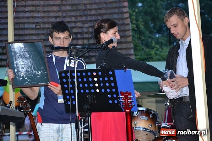 Zdjęcie w galerii na portalu naszraciborz.pl: Jedni poszli z torbami, kościelny z plecakiem. Festyn Parafialny w Rudach! wiadomości z regionu