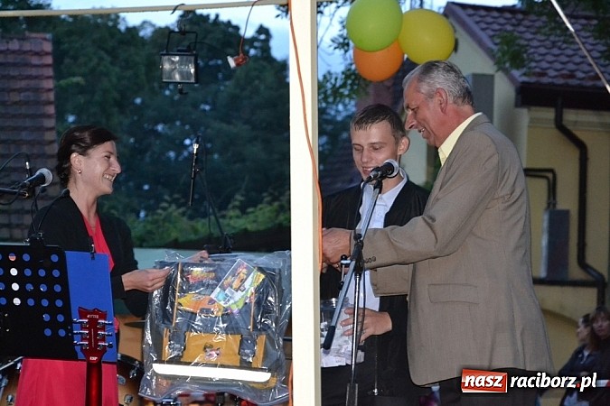 Zdjęcie w galerii na portalu naszraciborz.pl: Jedni poszli z torbami, kościelny z plecakiem. Festyn Parafialny w Rudach! wiadomości z regionu