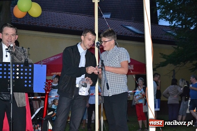 Zdjęcie w galerii na portalu naszraciborz.pl: Jedni poszli z torbami, kościelny z plecakiem. Festyn Parafialny w Rudach! wiadomości z regionu