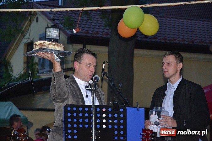 Zdjęcie w galerii na portalu naszraciborz.pl: Jedni poszli z torbami, kościelny z plecakiem. Festyn Parafialny w Rudach! wiadomości z regionu