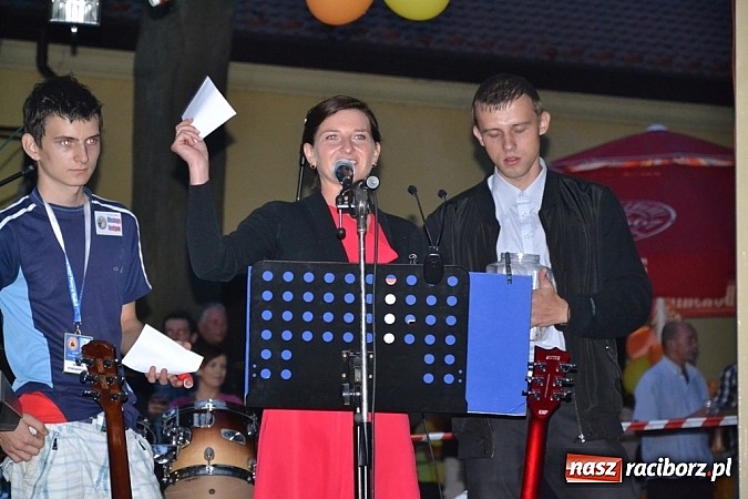 Zdjęcie w galerii na portalu naszraciborz.pl: Jedni poszli z torbami, kościelny z plecakiem. Festyn Parafialny w Rudach! wiadomości z regionu