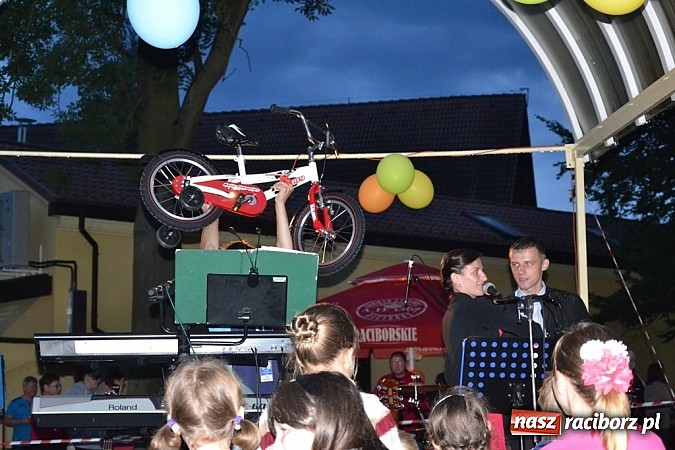 Zdjęcie w galerii na portalu naszraciborz.pl: Jedni poszli z torbami, kościelny z plecakiem. Festyn Parafialny w Rudach! wiadomości z regionu