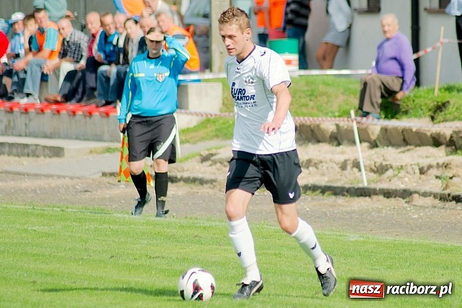 Zdjęcie w galerii na portalu naszraciborz.pl: Nerwowo w starciu beniaminków. Rezerwy Tworkowa lepsze od Wojnowic wiadomości z regionu