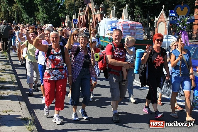 Zdjęcie w galerii na portalu naszraciborz.pl: Pielgrzymi z powiatu raciborskiego już w drodze na Jasną Górę wiadomości z regionu