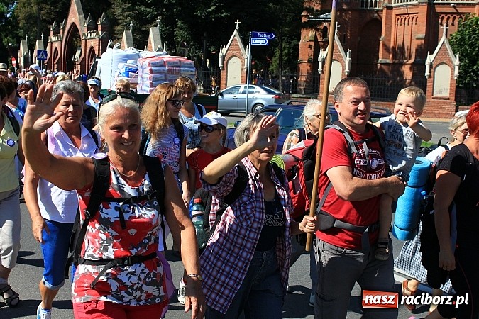 Zdjęcie w galerii na portalu naszraciborz.pl: Pielgrzymi z powiatu raciborskiego już w drodze na Jasną Górę wiadomości z regionu