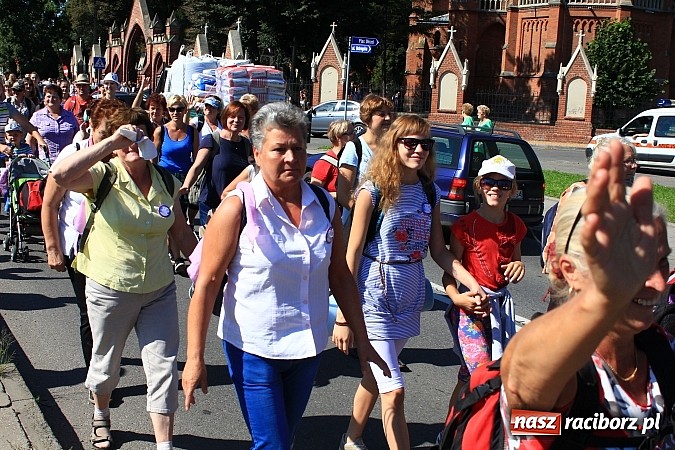 Zdjęcie w galerii na portalu naszraciborz.pl: Pielgrzymi z powiatu raciborskiego już w drodze na Jasną Górę wiadomości z regionu
