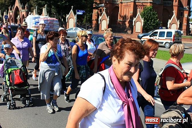 Zdjęcie w galerii na portalu naszraciborz.pl: Pielgrzymi z powiatu raciborskiego już w drodze na Jasną Górę wiadomości z regionu