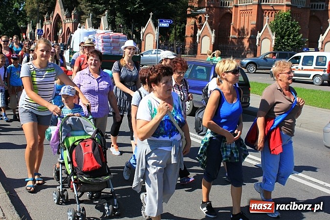 Zdjęcie w galerii na portalu naszraciborz.pl: Pielgrzymi z powiatu raciborskiego już w drodze na Jasną Górę wiadomości z regionu