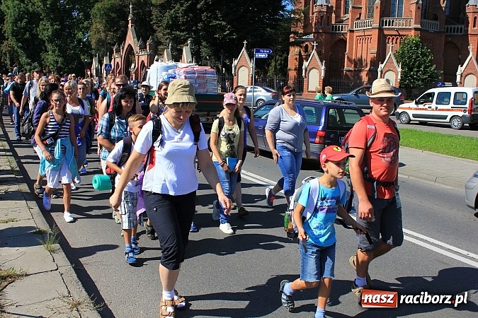 Zdjęcie w galerii na portalu naszraciborz.pl: Pielgrzymi z powiatu raciborskiego już w drodze na Jasną Górę wiadomości z regionu