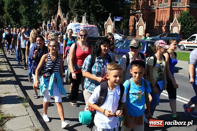 Zdjęcie w galerii na portalu naszraciborz.pl: Pielgrzymi z powiatu raciborskiego już w drodze na Jasną Górę wiadomości z regionu