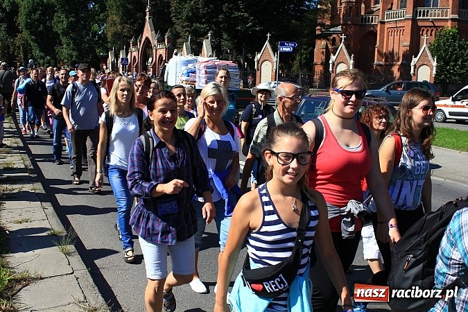 Zdjęcie w galerii na portalu naszraciborz.pl: Pielgrzymi z powiatu raciborskiego już w drodze na Jasną Górę wiadomości z regionu