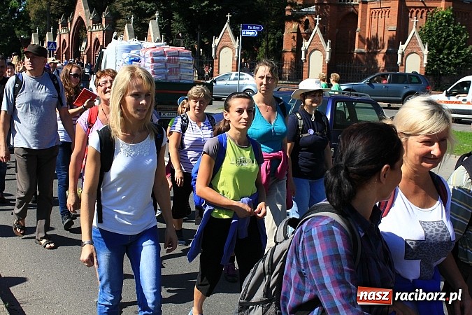 Zdjęcie w galerii na portalu naszraciborz.pl: Pielgrzymi z powiatu raciborskiego już w drodze na Jasną Górę wiadomości z regionu