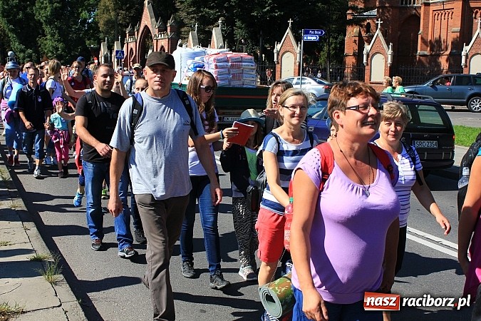 Zdjęcie w galerii na portalu naszraciborz.pl: Pielgrzymi z powiatu raciborskiego już w drodze na Jasną Górę wiadomości z regionu