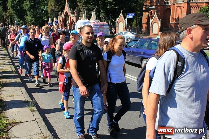 Zdjęcie w galerii na portalu naszraciborz.pl: Pielgrzymi z powiatu raciborskiego już w drodze na Jasną Górę wiadomości z regionu