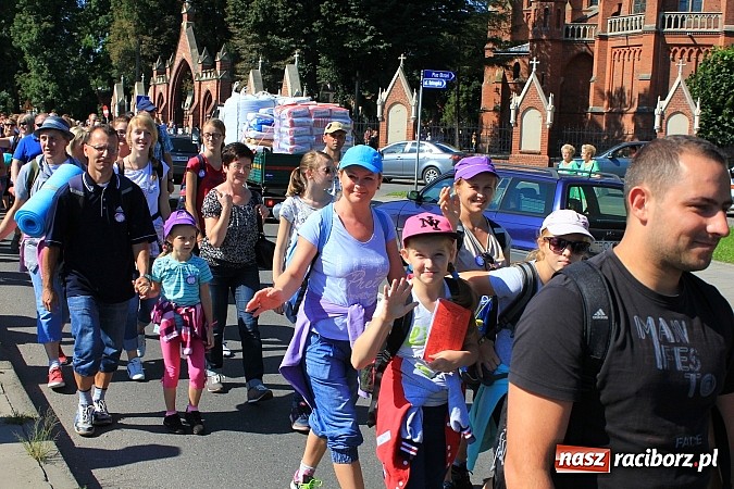 Zdjęcie w galerii na portalu naszraciborz.pl: Pielgrzymi z powiatu raciborskiego już w drodze na Jasną Górę wiadomości z regionu