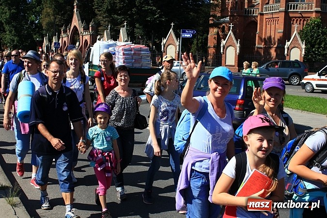 Zdjęcie w galerii na portalu naszraciborz.pl: Pielgrzymi z powiatu raciborskiego już w drodze na Jasną Górę wiadomości z regionu