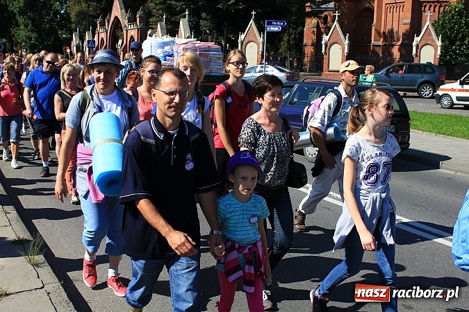 Zdjęcie w galerii na portalu naszraciborz.pl: Pielgrzymi z powiatu raciborskiego już w drodze na Jasną Górę wiadomości z regionu