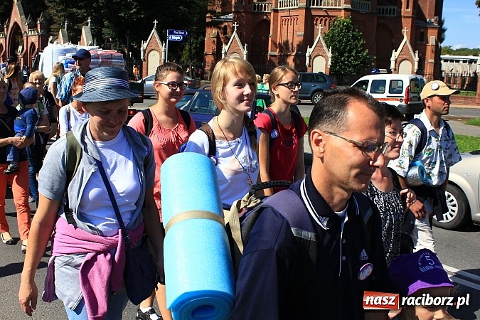 Zdjęcie w galerii na portalu naszraciborz.pl: Pielgrzymi z powiatu raciborskiego już w drodze na Jasną Górę wiadomości z regionu