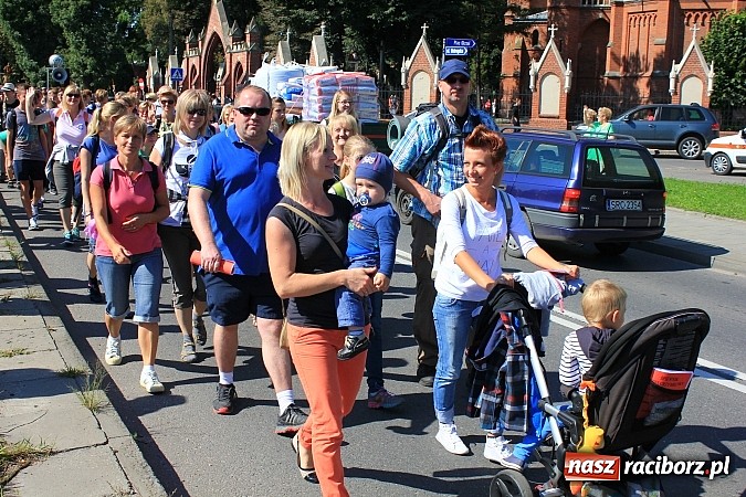 Zdjęcie w galerii na portalu naszraciborz.pl: Pielgrzymi z powiatu raciborskiego już w drodze na Jasną Górę wiadomości z regionu