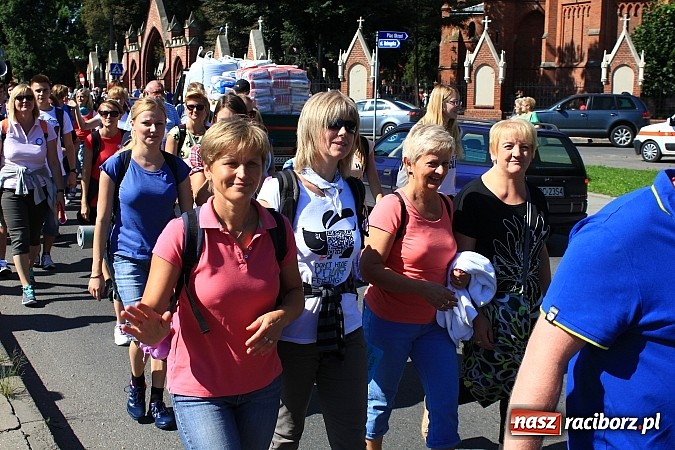 Zdjęcie w galerii na portalu naszraciborz.pl: Pielgrzymi z powiatu raciborskiego już w drodze na Jasną Górę wiadomości z regionu