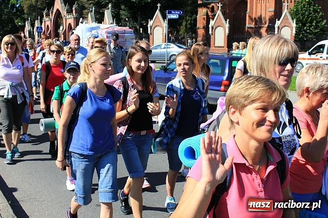 Zdjęcie w galerii na portalu naszraciborz.pl: Pielgrzymi z powiatu raciborskiego już w drodze na Jasną Górę wiadomości z regionu
