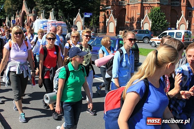 Zdjęcie w galerii na portalu naszraciborz.pl: Pielgrzymi z powiatu raciborskiego już w drodze na Jasną Górę wiadomości z regionu