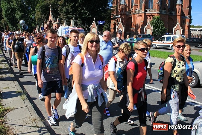 Zdjęcie w galerii na portalu naszraciborz.pl: Pielgrzymi z powiatu raciborskiego już w drodze na Jasną Górę wiadomości z regionu