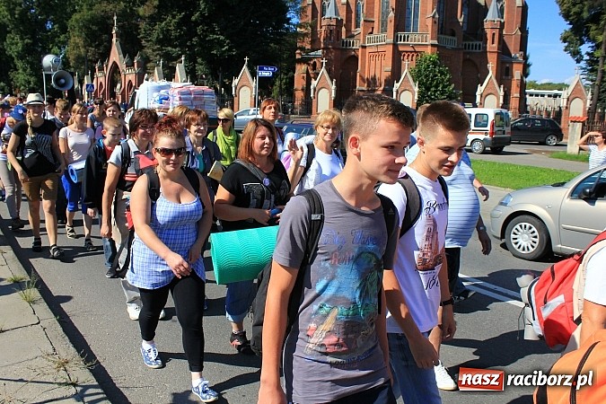 Zdjęcie w galerii na portalu naszraciborz.pl: Pielgrzymi z powiatu raciborskiego już w drodze na Jasną Górę wiadomości z regionu
